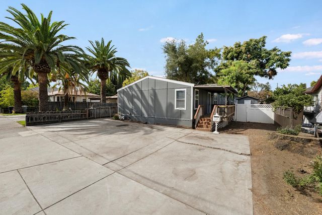 328 N 3rd Ave, Oakdale, CA 95361