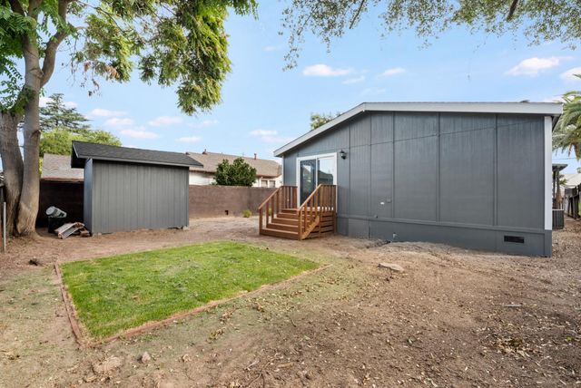 328 N 3rd Ave, Oakdale, CA 95361