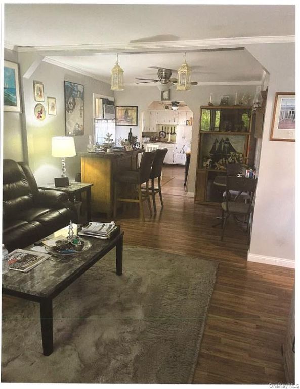 330 Florida Avenue, Copiague, NY 11726 — photo 2