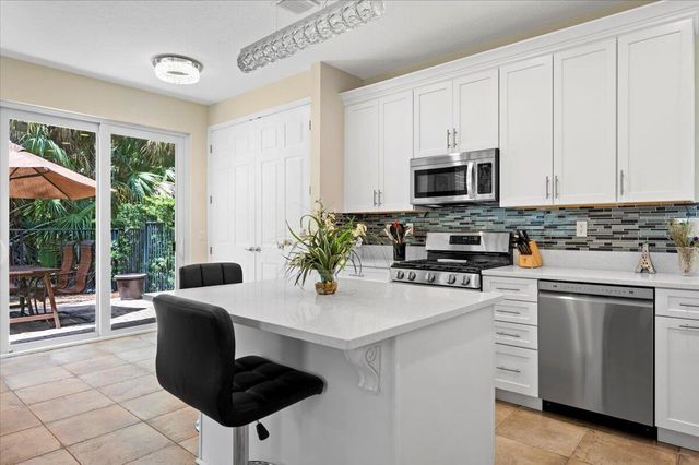 513 Tomahawk Court, Palm Beach Gardens, FL 33410