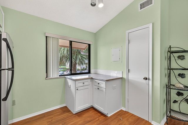 5720 Pelican Pointe Drive 3, Sebastian, FL 32958