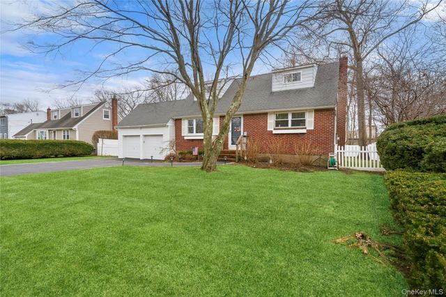 44 Robinson Street, Shoreham, NY 11786