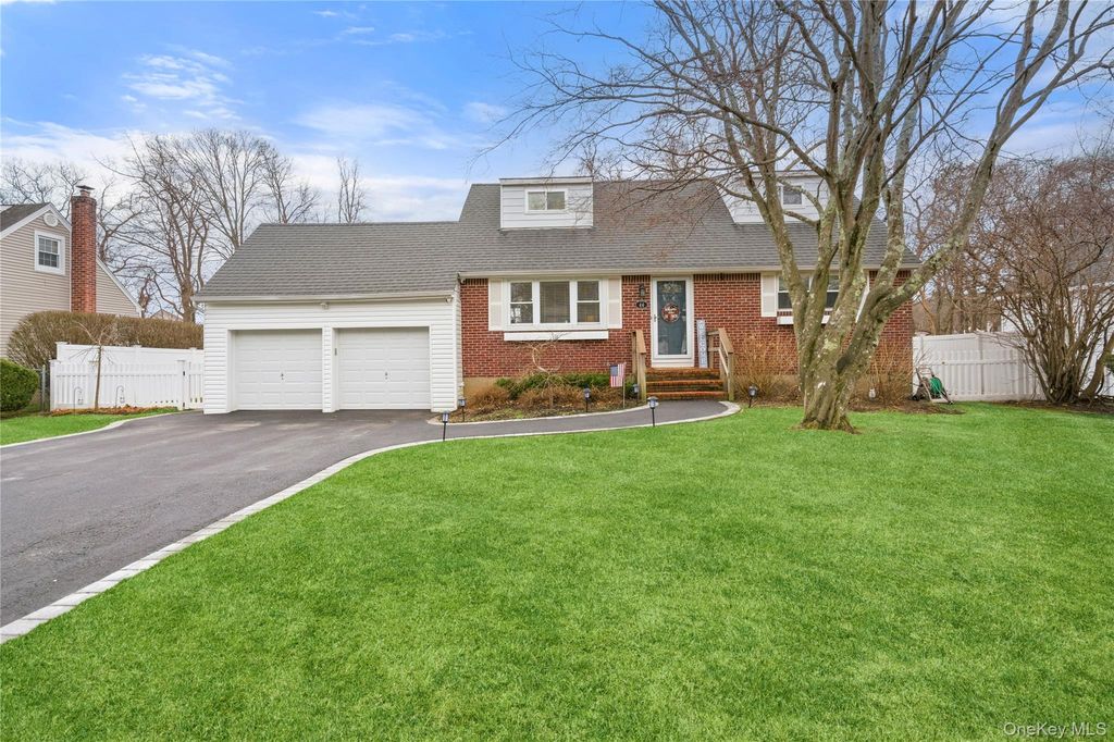 44 Robinson Street, Shoreham, NY 11786