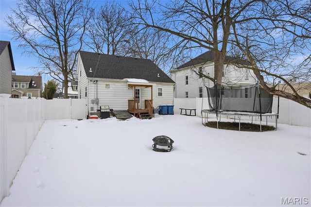 607 Pine Street, Highland, IL 62249