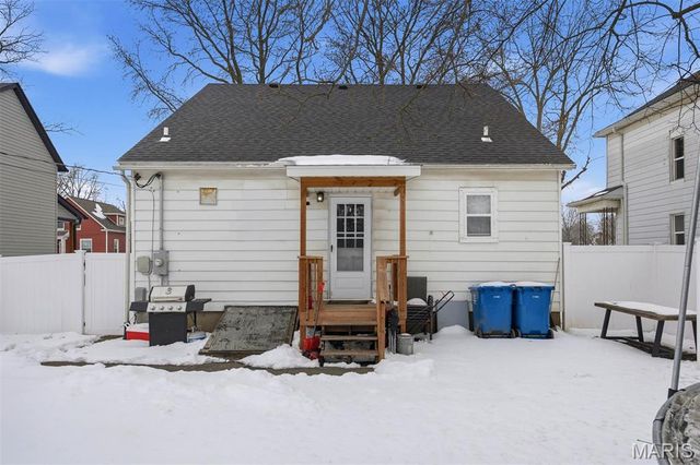 607 Pine Street, Highland, IL 62249