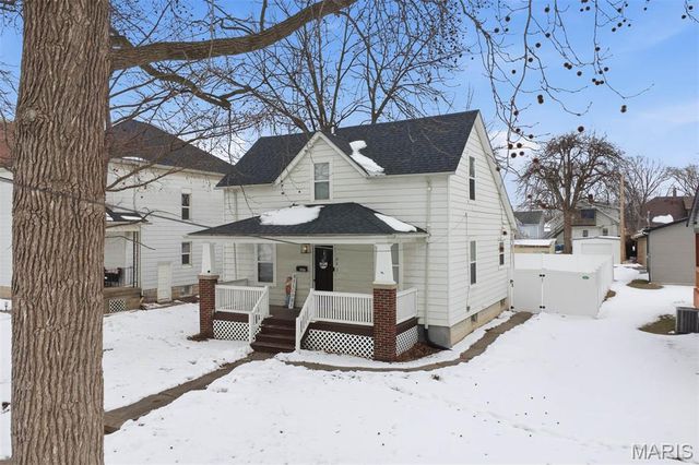 607 Pine Street, Highland, IL 62249