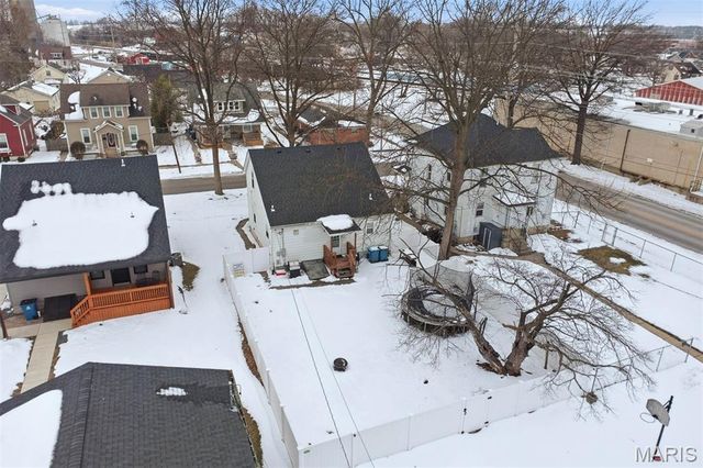 607 Pine Street, Highland, IL 62249