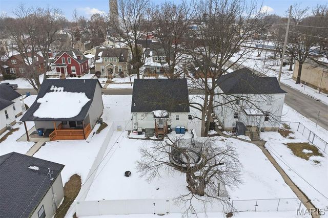 607 Pine Street, Highland, IL 62249