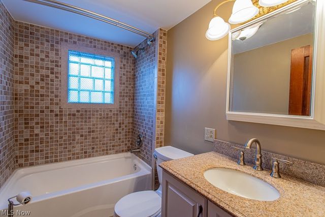 1218 Perkinswood Boulevard, Warren, OH 44484