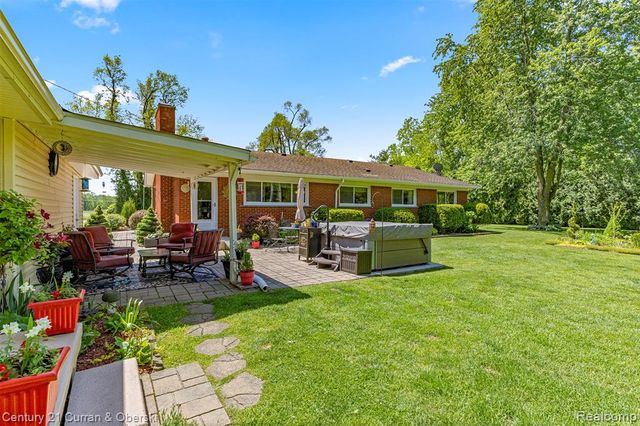 38894 S Huron Road, New Boston, MI 48164