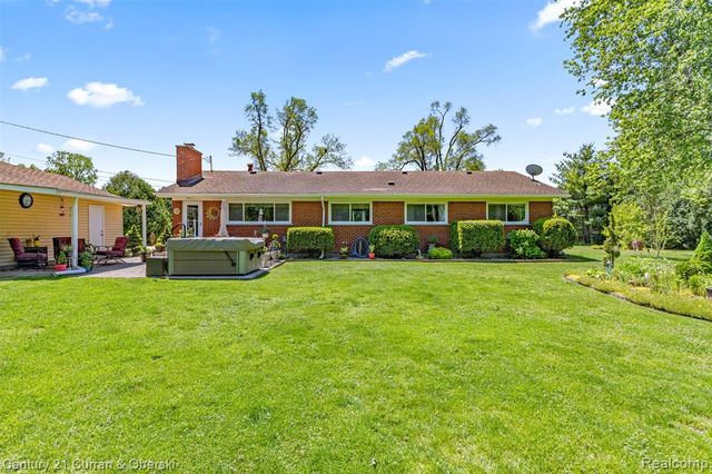 38894 S Huron Road, New Boston, MI 48164