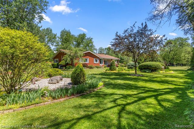 38894 S Huron Road, New Boston, MI 48164