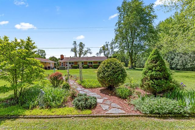 38894 S Huron Road, New Boston, MI 48164