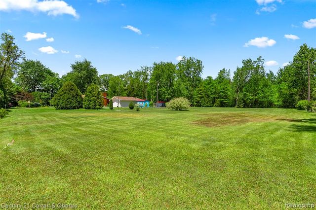 38894 S Huron Road, New Boston, MI 48164