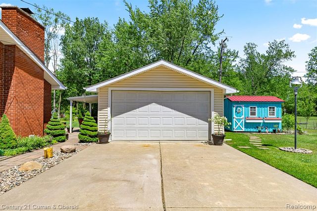 38894 S Huron Road, New Boston, MI 48164