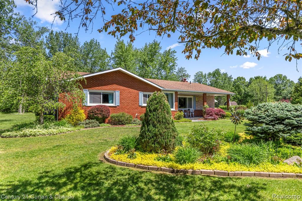 38894 S Huron Road, New Boston, MI 48164