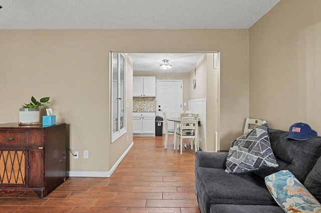 714 W 25th St S, Wichita, KS 67217
