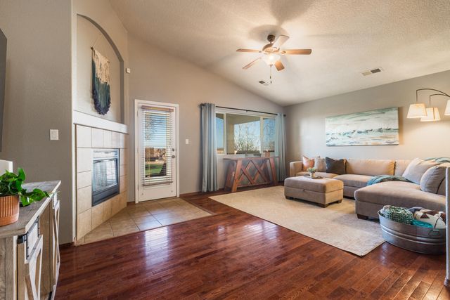 8051 Corn Mountain Place NW, Albuquerque, NM 87114