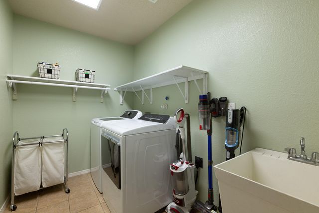 8051 Corn Mountain Place NW, Albuquerque, NM 87114