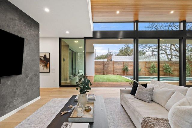 910 W Johanna ST, Austin, TX 78704