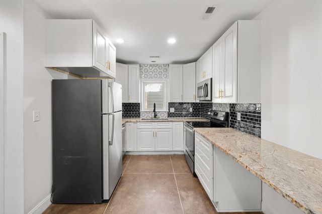 24 Strawberry Lane Apt B, Charleston, SC 29403