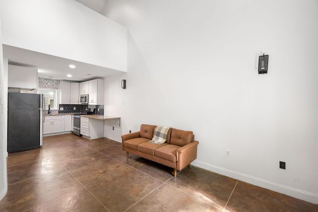 24 Strawberry Lane Apt B, Charleston, SC 29403