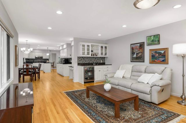 15395 Highland Bluff, Minnetonka, MN 55345