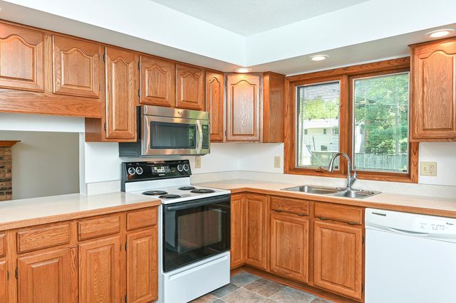 2101 Woods Lane, Burnsville, MN 55337