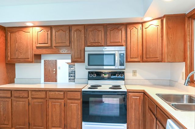 2101 Woods Lane, Burnsville, MN 55337