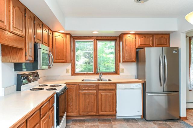 2101 Woods Lane, Burnsville, MN 55337