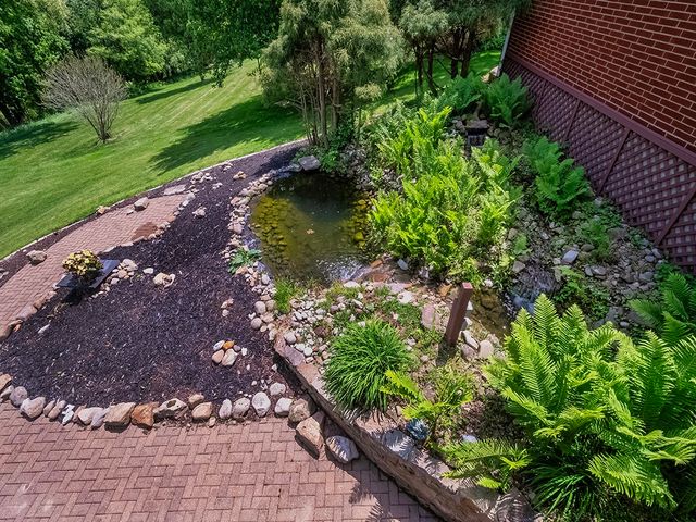 107 Longvue Dr, Harmony Boro, PA 16037