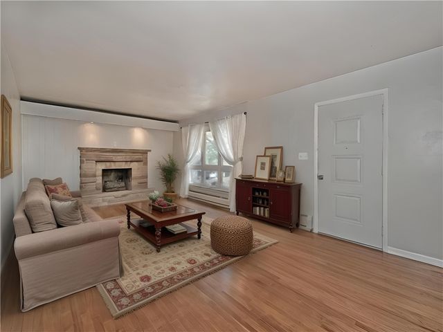 107 Longvue Dr, Harmony Boro, PA 16037