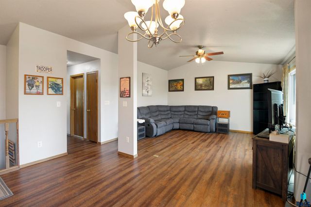 2505 S Pepper Ridge Ave Avenue, Sioux Falls, SD 57103