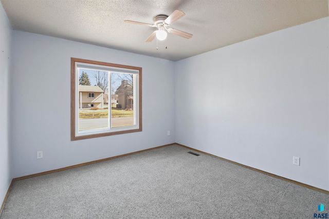 2505 S Pepper Ridge Ave Avenue, Sioux Falls, SD 57103