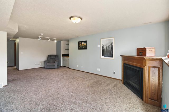 2505 S Pepper Ridge Ave Avenue, Sioux Falls, SD 57103