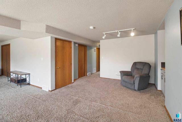 2505 S Pepper Ridge Ave Avenue, Sioux Falls, SD 57103