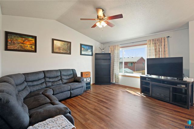 2505 S Pepper Ridge Ave Avenue, Sioux Falls, SD 57103