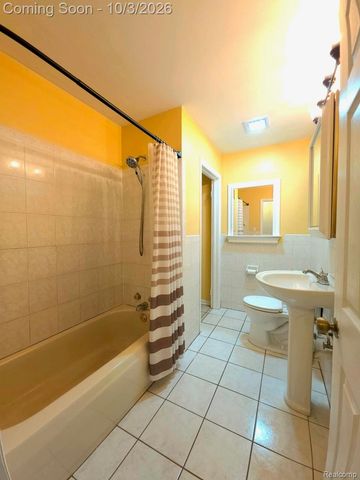 4441 E Court Street, Burton, MI 48509