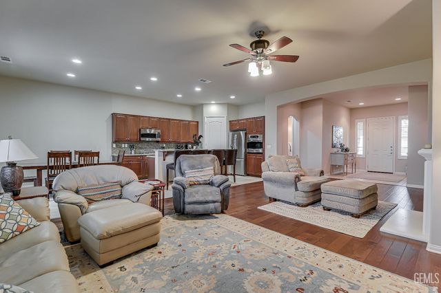 13500 Alabaster Court, Bakersfield, CA 93306