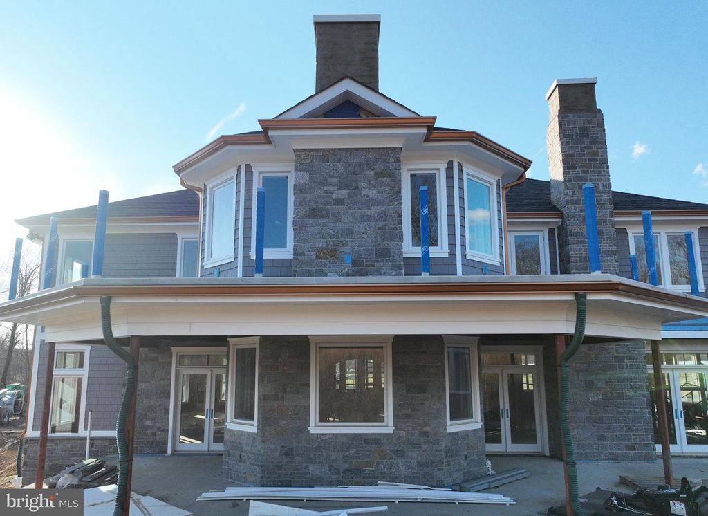 Image 10 of property listing at 8 DEREK CT, Manalapan, NJ 07726