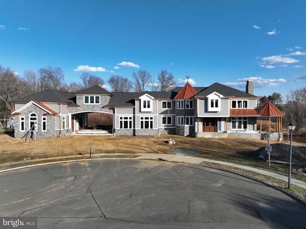 Image 6 of property listing at 8 DEREK CT, Manalapan, NJ 07726