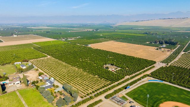 1435 E Palm Drive, Exeter, CA 93221