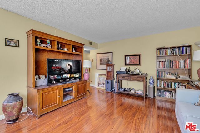 11813 Runnymede 17, North Hollywood (los Angeles), CA 91605