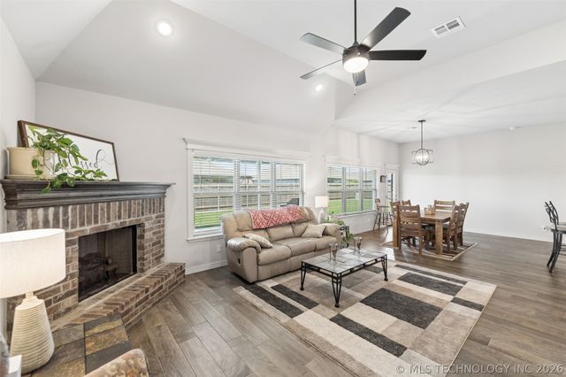 182 N Phillips Street, Skiatook, OK 74070