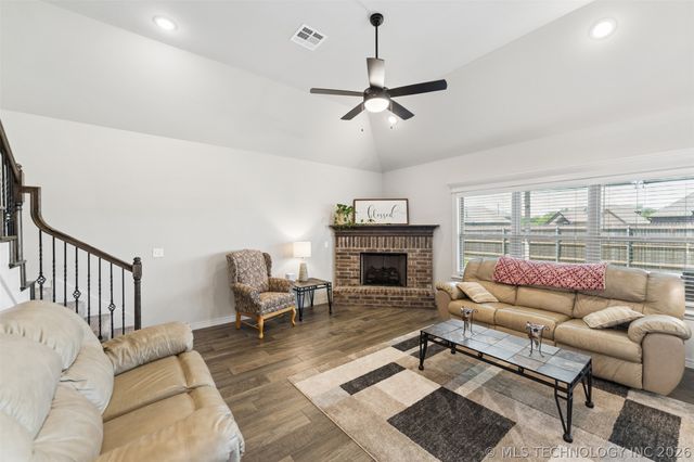 182 N Phillips Street, Skiatook, OK 74070