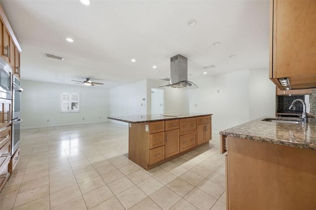 2512 W KANSAS AVENUE, Tampa, FL 33629