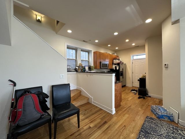 2835 N Damen Avenue 2R, Chicago, IL 60618