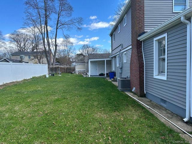 11 Matthew Street, Farmingville, NY 11738