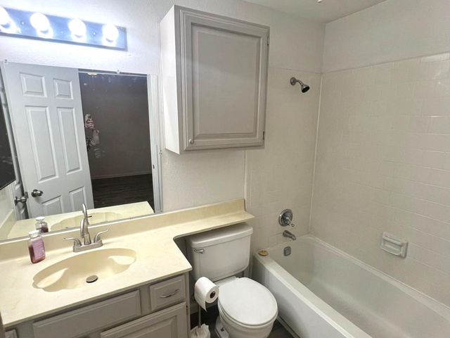 10855 Meadowglen Lane 903, Houston, TX 77042