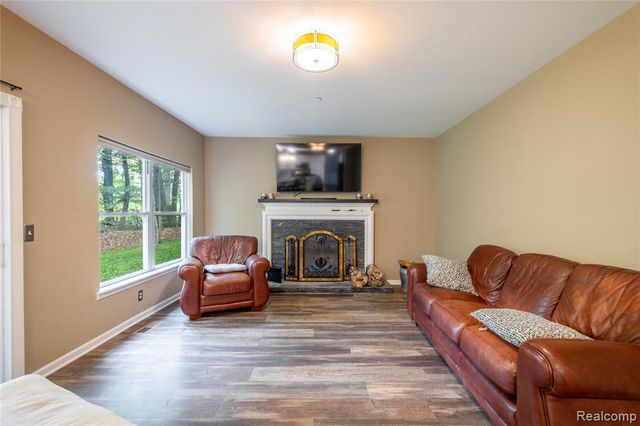 1250 Walloon Way, Lake Orion, MI 48360